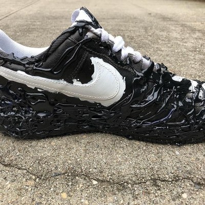 真硬核定制，被「毒液」侵蝕的 Nike 小白鞋太逼真了！